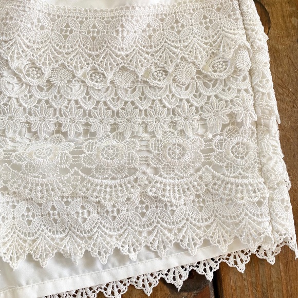 ~Xtaren~ white layered lace shorts zip up the side - Picture 2 of 4